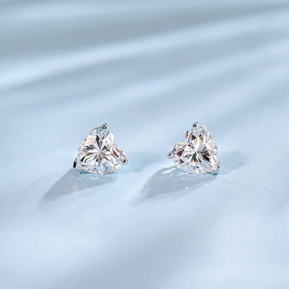 Sterling silver heart 🤍 stud earrings - Picture 3 of 4